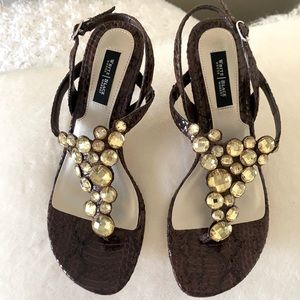 White House black market NWT  7.5 size heeled sandals between the toes. With Box